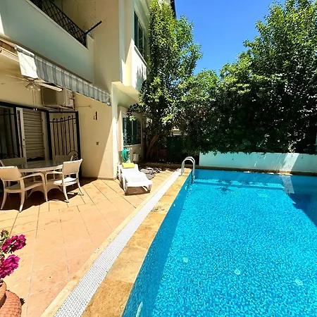 Marmaris'te Oezel Havuzlu Doga Manzarali *